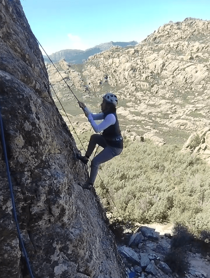 chica volando en escalada deportiva