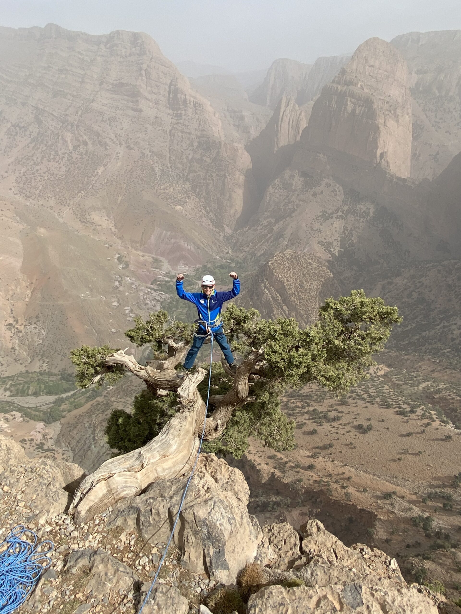 escalador en la cima de taghia