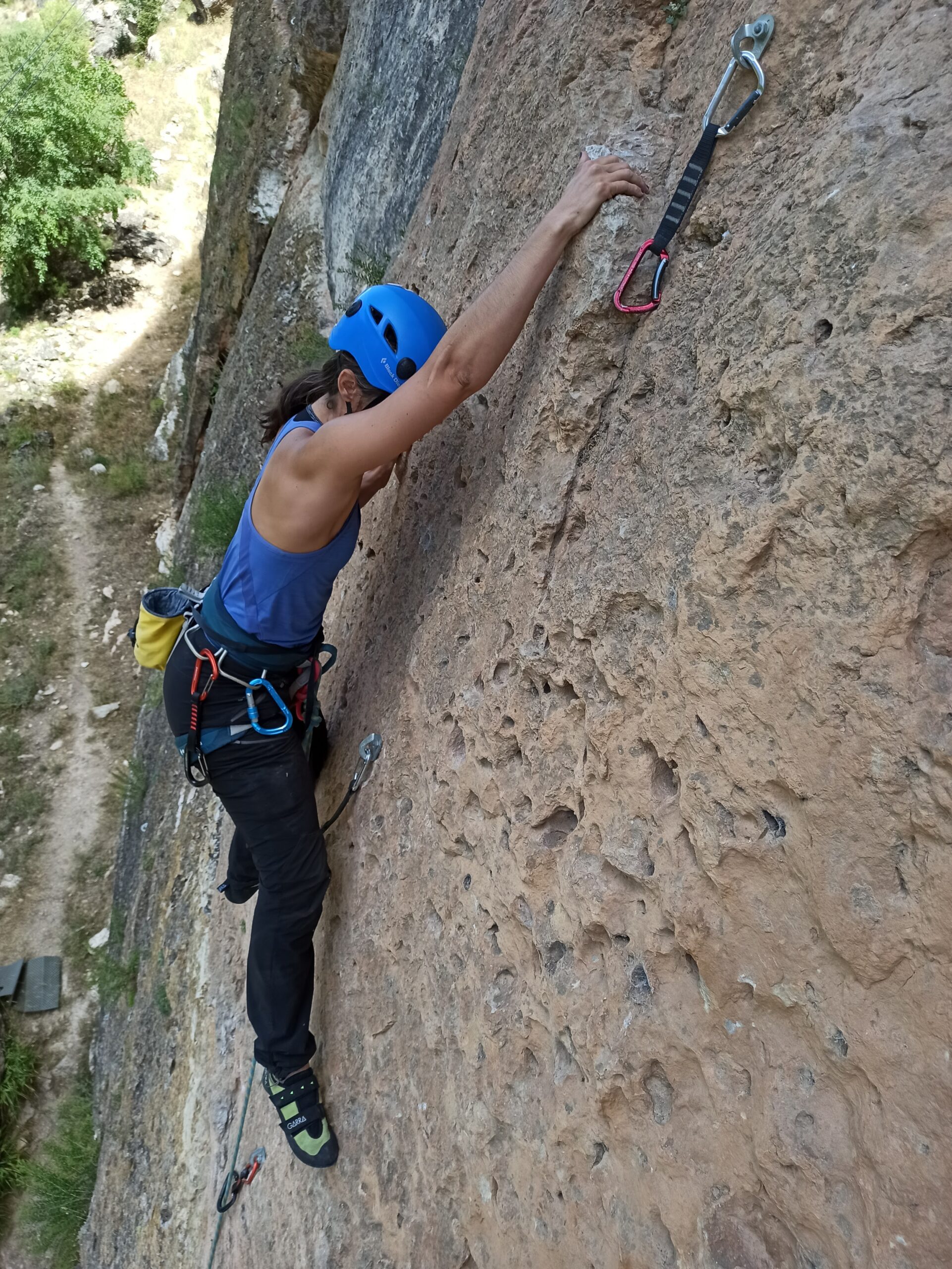 Chica escalando de primera