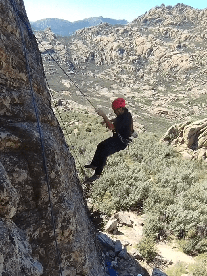 chico volando en escalada deportiva