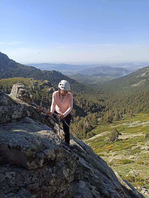 asegurando al compañero de segundo en montañismo