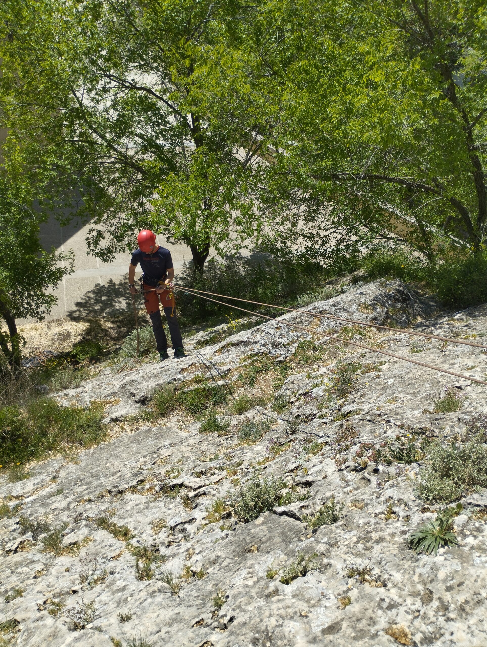 rapel en curso de montañismo