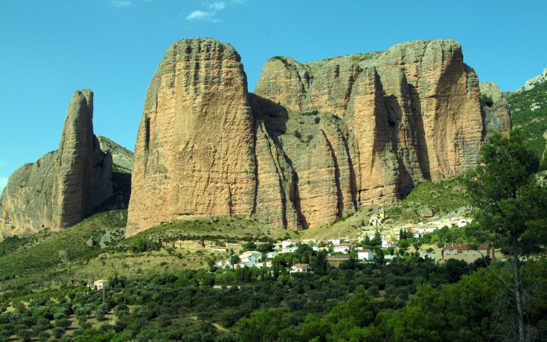Escalar en Riglos por primera vez: cómo elegir tu vía