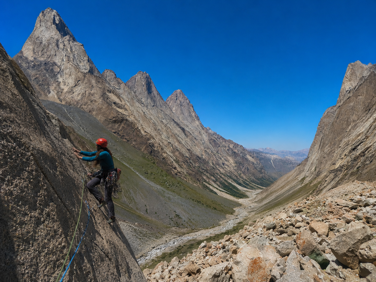 Escalador en una gran pared de Kirguistán durante un viaje de escalada guiada