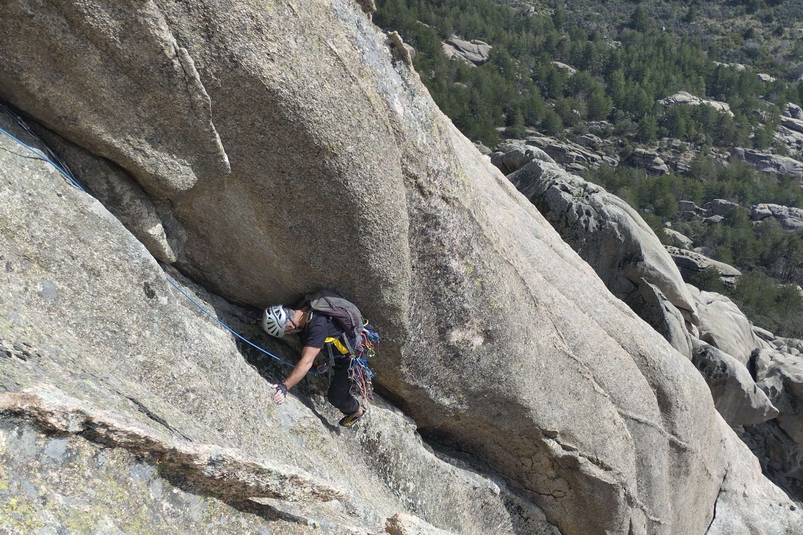 Cliente escalando una vía de roca durante una jornada de escalada guiada