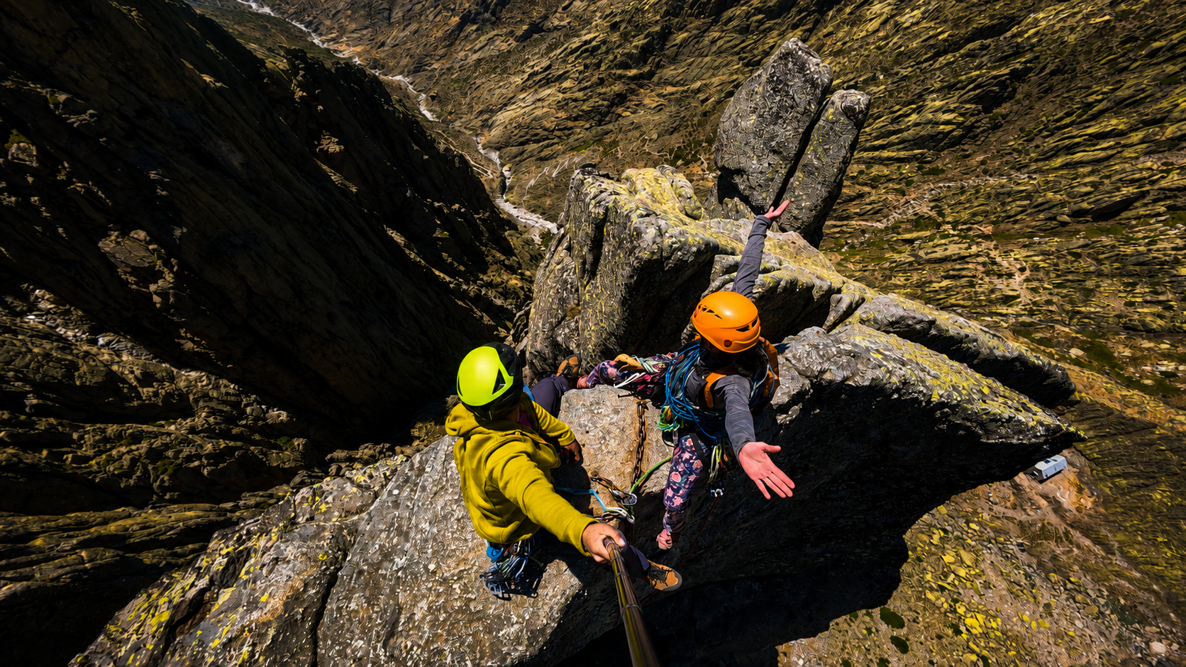 escaladora junto al guia en la cima del torreón de galayos