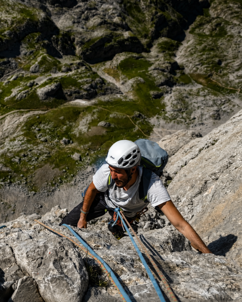 Escalador alcanzando la cima del picu urriellu o naranjo de bulnes