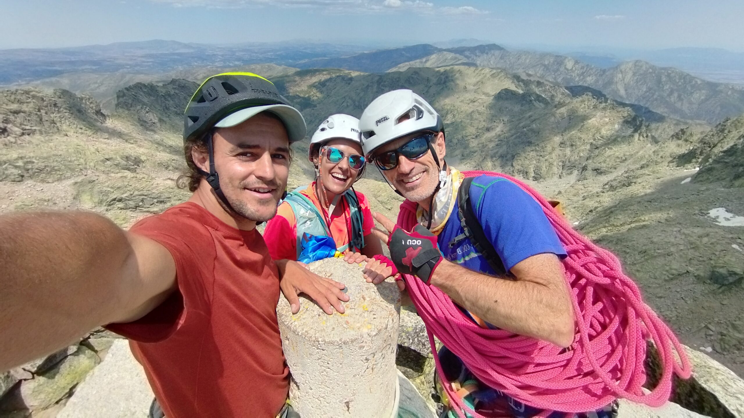 Cima en la salida final Cordada de escaladores celebrando la cima
