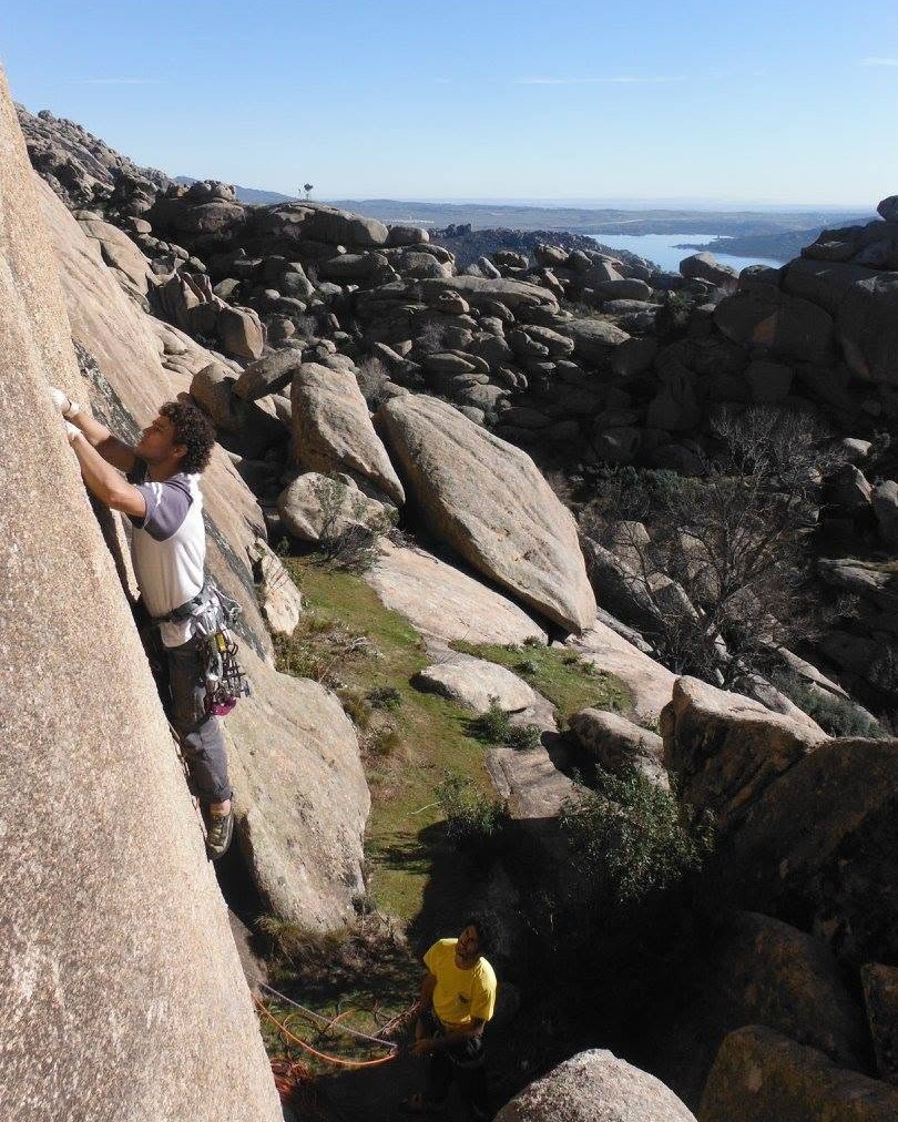 Tomás González escalando en roca.