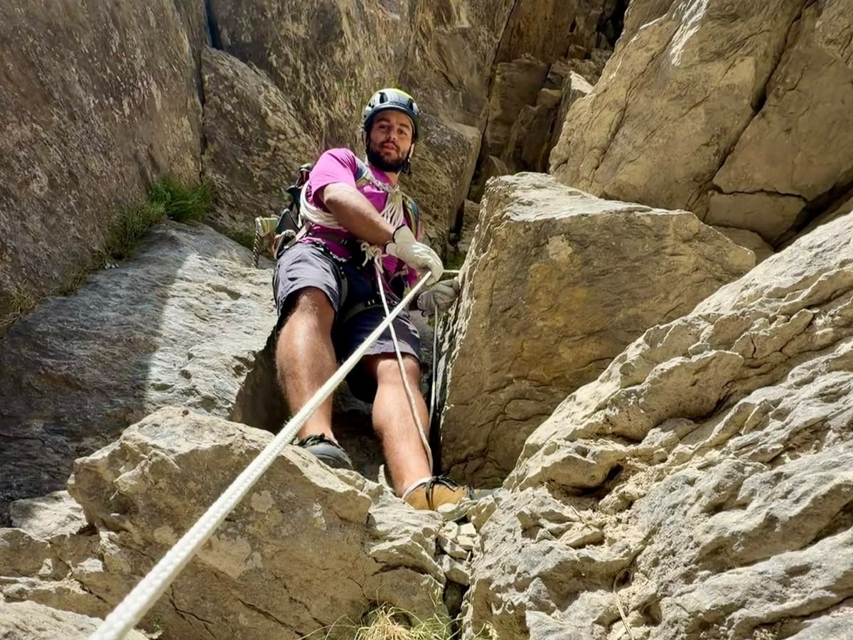 Tomás González guiando en escalada