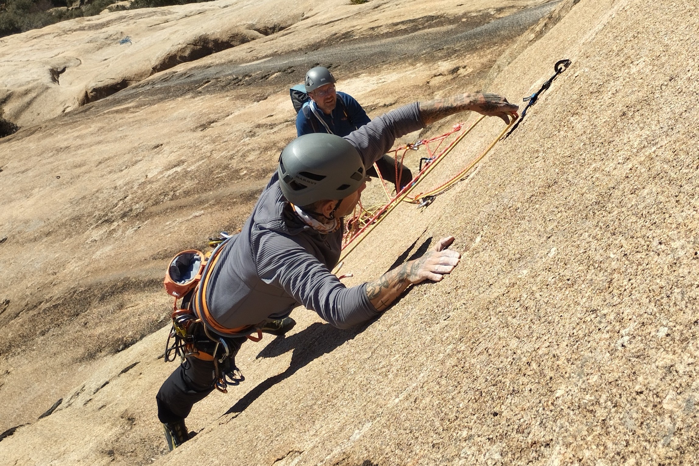 Escalada tutelada durante una formación de varios largos