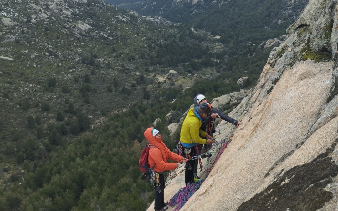 Cuánto cuesta escalar con guía: una jornada y un viaje de varios días