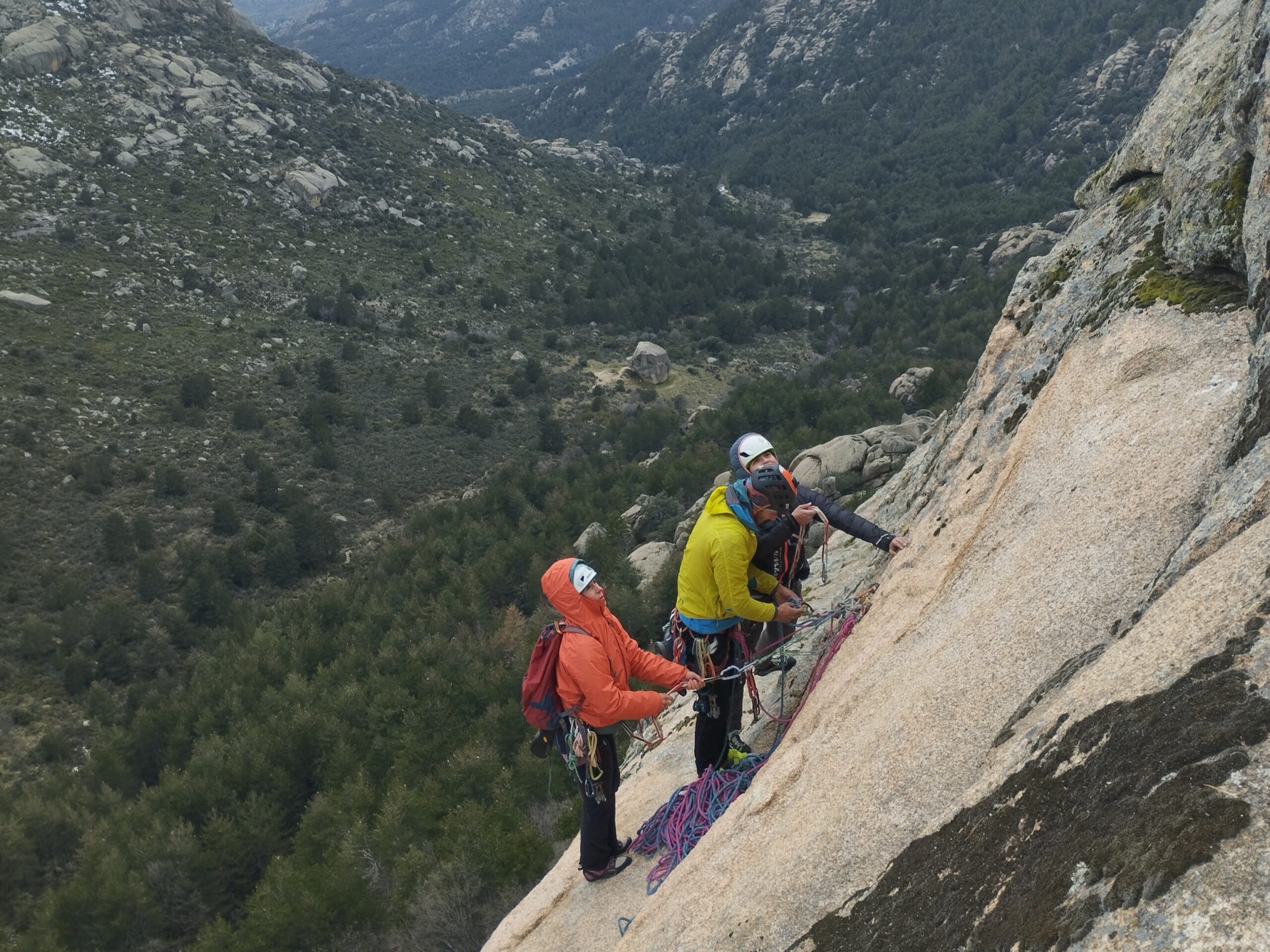 Curso de escalada y formación técnica en roca.