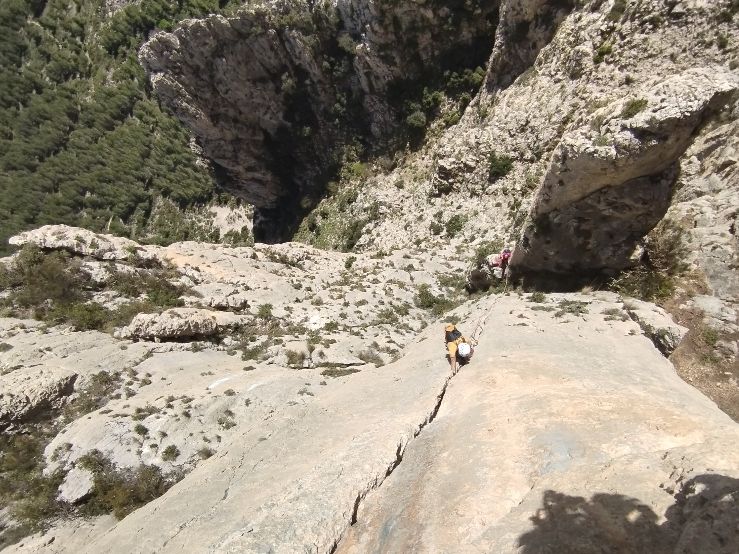 Cordada escalando una gran pared durante una formación avanzada