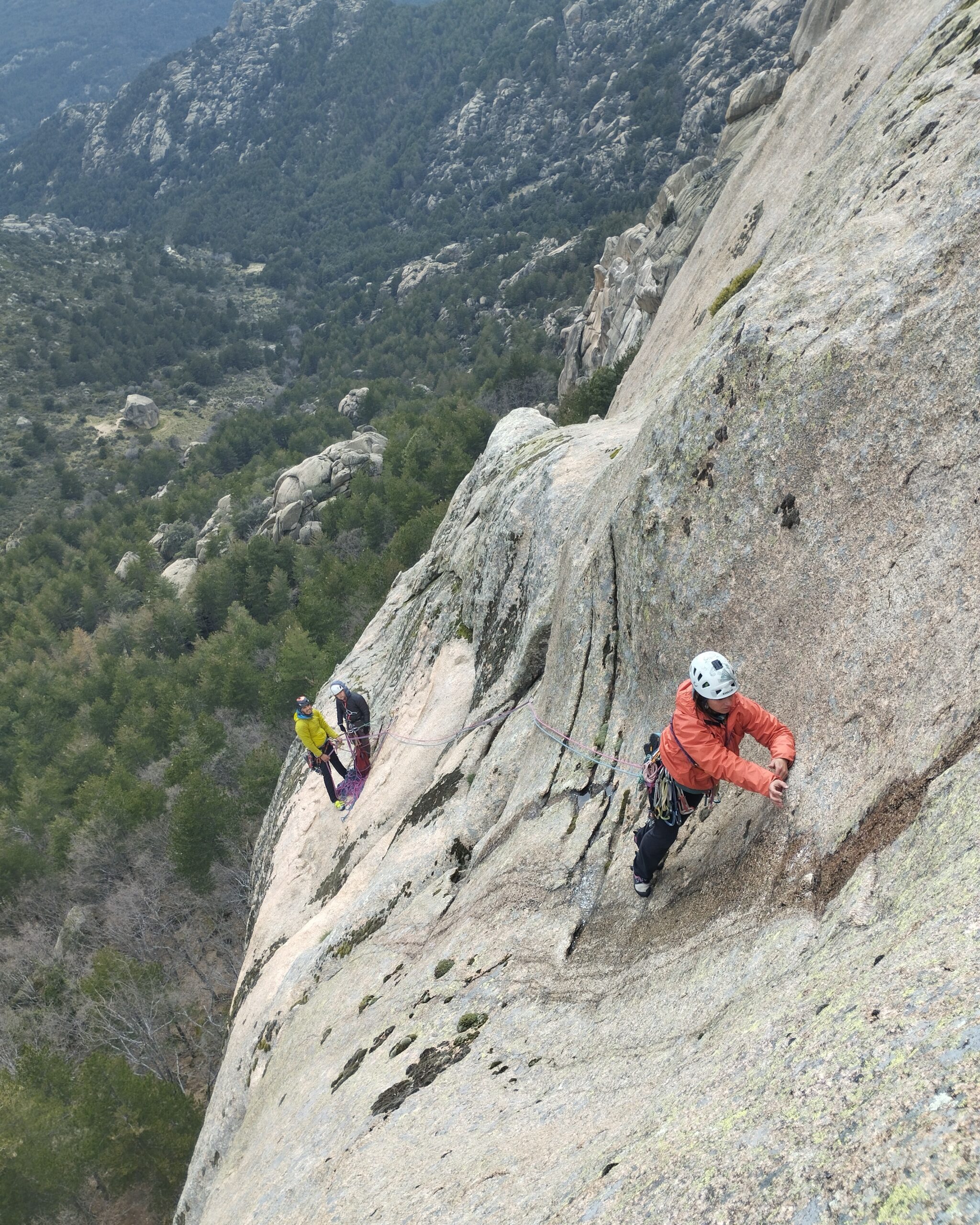 Formación práctica de escalada en roca con un guía profesional