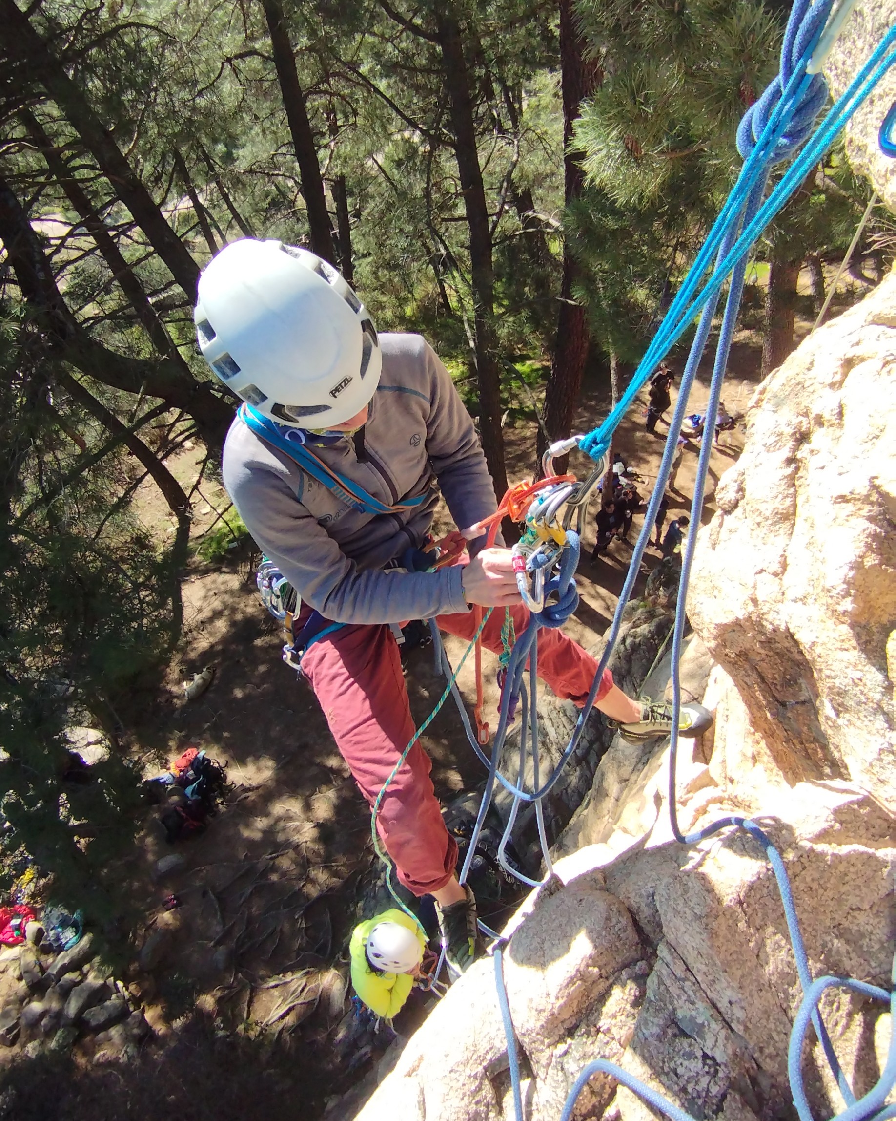 Maniobra de formación en autorrescate a un segundo de cordada en escalada