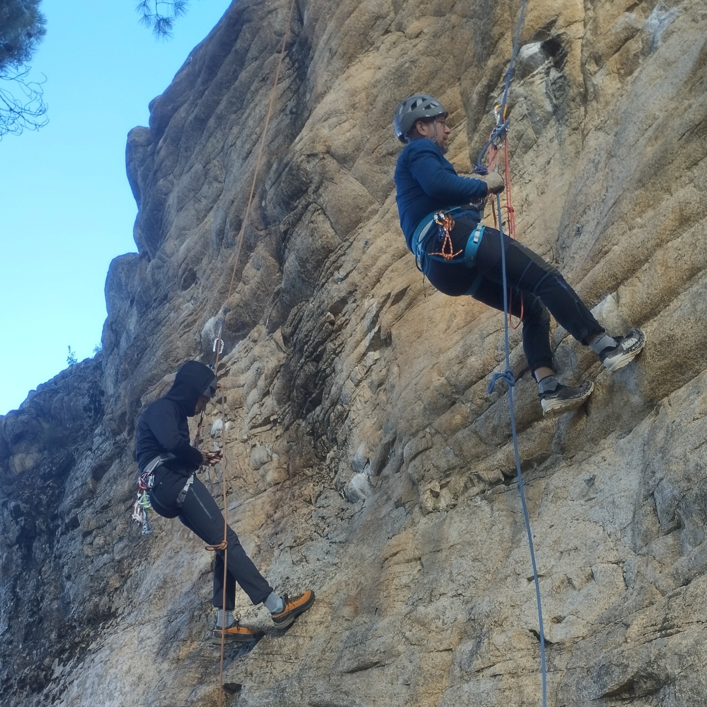 Escaladores practicando técnicas durante una formación en roca