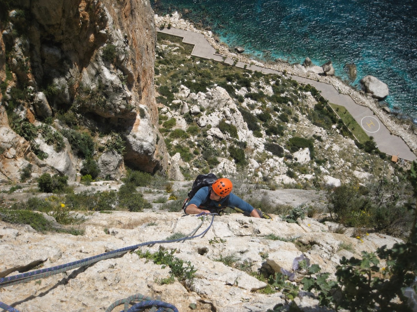 Escalada en el Peñón de Ifach sobre Calpe y el Mediterráneo