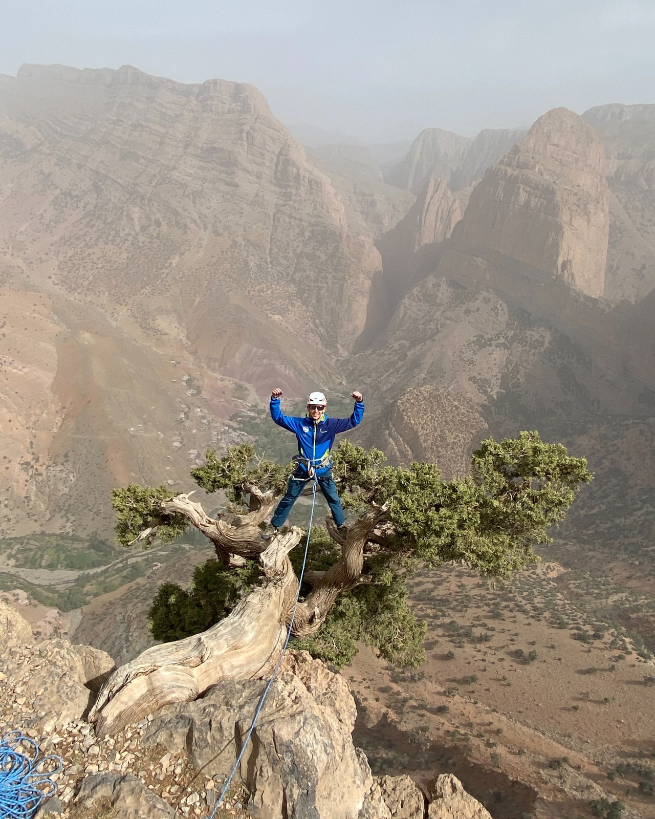 Escalador en la cima sobre las grandes paredes de Taghia