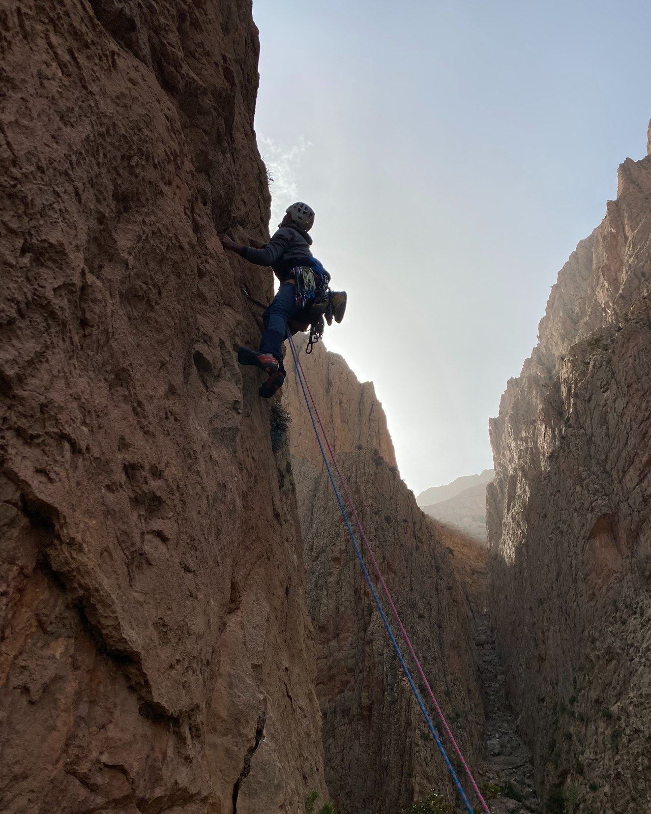 Escalador en una vía de varios largos en las paredes de Taghia